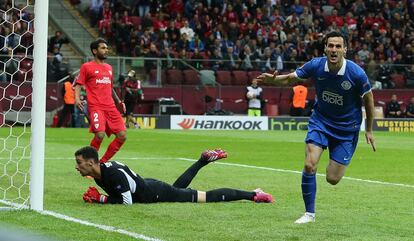 Kalinic celebra su gol al Sevilla.