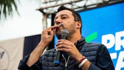 Matteo Salvini besa un rosario durante un mitin en mayo.