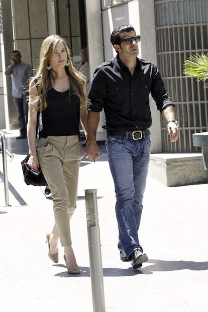 Luis Figo, exfutbolista del Barcelona y el Real Madrid, entre otros, acudió a la despedida de la esposa de Florentino acompañado de su mujer, Helen Svedin.