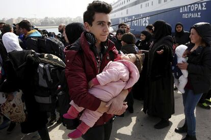 Refugiados sirios llegan al puerto de El Pireo.