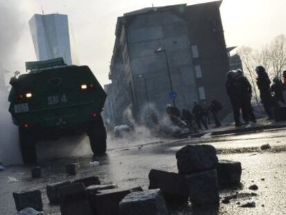 La policía antidisturbios carga contra los manifestantes durante una protesta ante la nueva sede del Banco Central Europeo (BCE) en Fráncfort (Alemania) hoy.