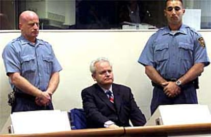 <b><font size="2">Milósevic: "Éste es un tribunal falso e ilegal"</b></font><br>En la foto, Milosevic, ayer, en el Tribunal de La Haya (Reuters).<p>
<b><A href="http://www.elpais.es/temas/textos/milosevic.html">. Texto íntegro: Declaración de Milosevic ante el TPI</a><br><A href="http://www.elpais.es/especiales/2001/milosevic/index.html">. Especial: Milosevic, en La Haya</a></b>