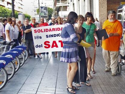 Las diputadas de EU, Rosa P&eacute;rez y Marina Albiol, a las puertas de la Delegaci&oacute;n del Gobierno.