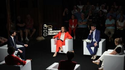 Al frente, Pepa Bueno y Pablo Simón, durante el foro celebrado la sala de Los jardines del Mercado de Cullera  este lunes.