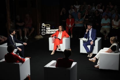 Al frente, Pepa Bueno y Pablo Simón, durante el foro celebrado la sala de Los jardines del Mercado de Cullera  este lunes.