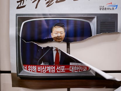 Un cartel pide la destitución del presidente de Corea del Sur, Yoon Suk-yeol, este lunes en Seúl.