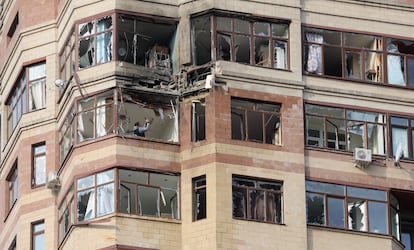 Apartamentos dañados tras un ataque con drones ucranios en Ramenskoe, en las afueras de Moscú, este martes.