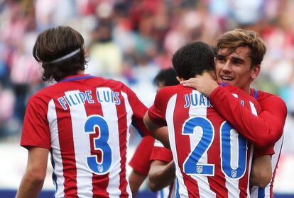 Antoine Griezmann (d) celebra el gol de la victoria del equipo.