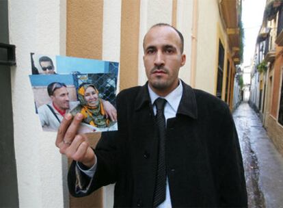 Rachid Ahmed muestra la fotografía de su hermana Fatma, con la que se topó en la cola del Registro Civil de Córdoba.