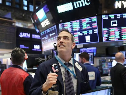 Um corretor da bolsa acompanha a evolução dos índices em Wall Street.