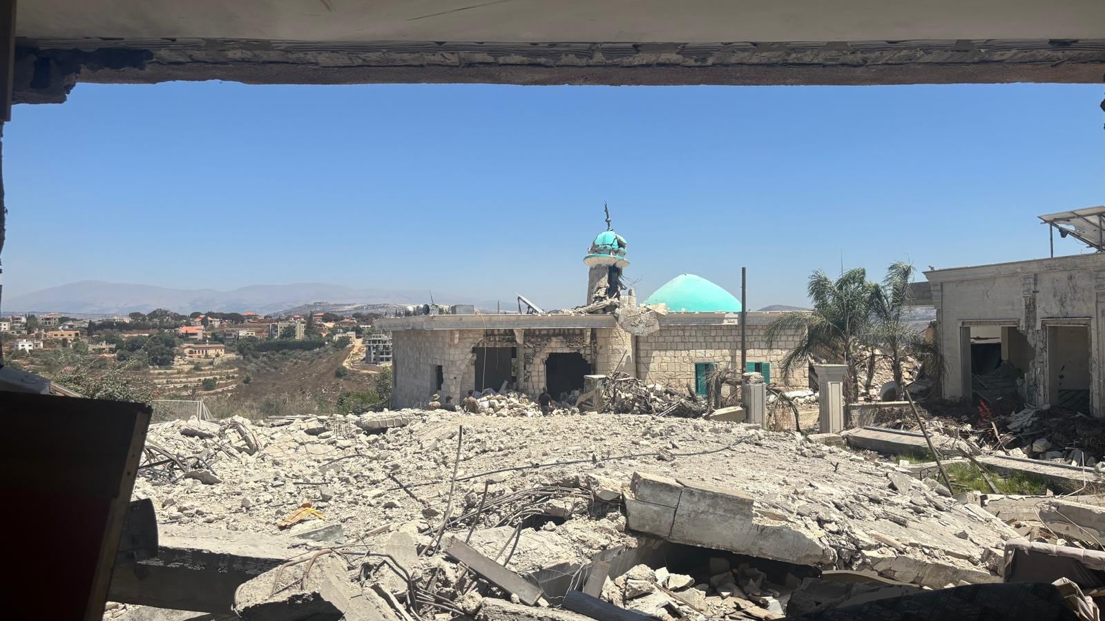 Vista desde el interior del hogar de Hussein Taleb, desde donde se ven las posiciones que el ejército israelí mantiene en el municipio de Zawtar el Sharquiyeh.