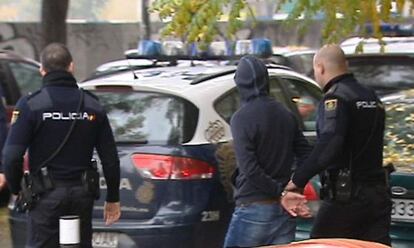 Los agentes de la Unidad de Intervención Policial (UIP) detienen a un seguidor del Frente Atlético, el pasado domingo.