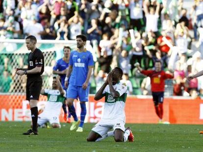 Boakye reza para celebrar su gol en el minuto 93.