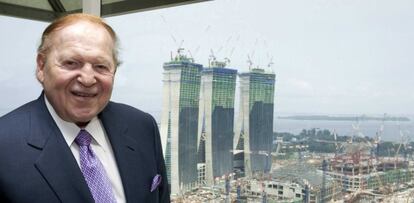 Adelson, en 2009 frente a las obras de su casino en Singapur.