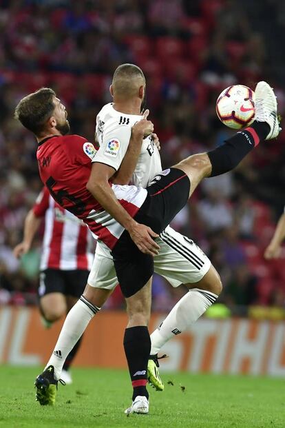 Yeray Álvarez intenta controlar el balón junto a Benzema.