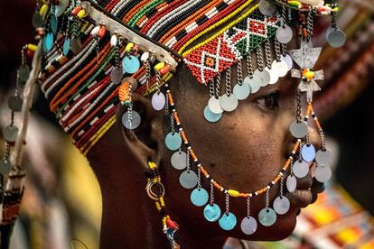 Un bailarín de la tribu Rendille durante la ceremonia de inauguraición del XI Festival Cultural Marsabit-Lago Turkana en Nairobi, Kenia.