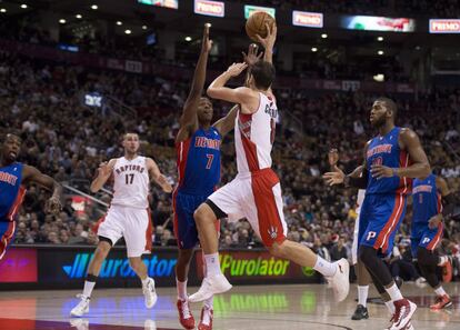 Brandon Knight defiende a Calderón, quien busca el pase a Jonas Valanciunas.