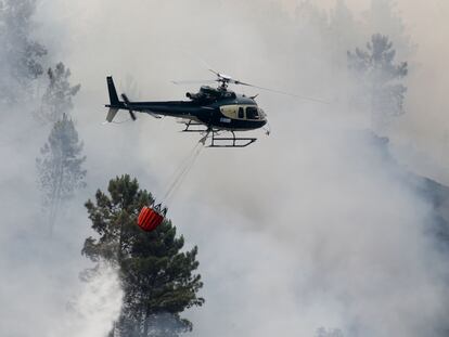 15/07/2022 Un helicóptero sobrevuela un incendio, a 15 de julio de 2022, en Quiroga, Lugo, Galicia (España). Permanece activo desde las 20,29 horas de este jueves un incendio en la parroquia de Outeiro, que según las últimas estimaciones afecta a una superficie de 200 hectáreas. Para su control se han movilizado 1 técnico, 8 agentes, 7 brigadas, 1 pala y dos aviones.
SOCIEDAD 
Carlos Castro - Europa Press
