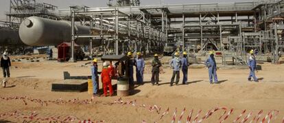 Trabajadores en un campo de extracción de crudo en Riyadh (Arabia Saudí).