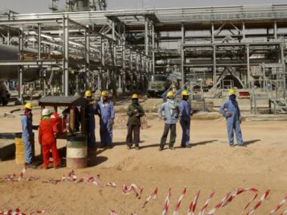 Trabajadores en un campo de extracci&oacute;n de crudo en Riyadh (Arabia Saud&iacute;). 