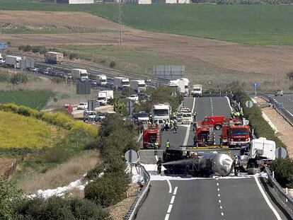 Un camión cisterna vuelca en la A-4