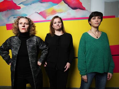 María Acaso (iz), Iria Marañón y Eva Morales en la nueva nave de Residencias en Matadero Madrid.