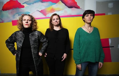 María Acaso (iz), Iria Marañón y Eva Morales en la nueva nave de Residencias en Matadero Madrid.