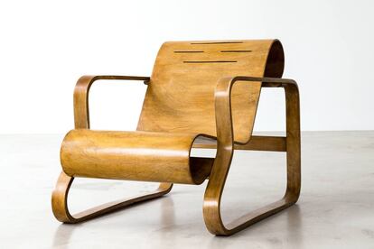 Paimio chair, diseñada por Alvar Aalto en 1932, en la Gallery Lemmetti.