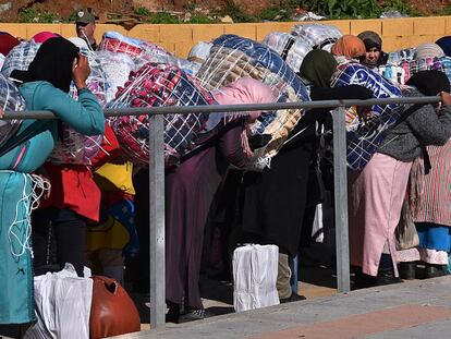 Porteadoras en el paso fronterizo del Tarajal, en Ceuta.