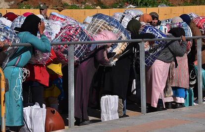 Porteadoras en el paso fronterizo del Tarajal, en Ceuta.