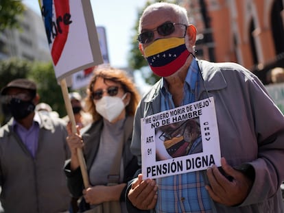 Jubilados protestan en Caracas por una pensión digna, esta semana.