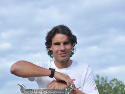 Rafa Nadal posa en París con el trofeo que le acredita como campeón del torneo de Roland Garros.