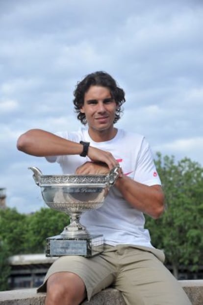 Rafa Nadal posa en París con el trofeo que le acredita como campeón del torneo de Roland Garros.