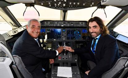 Juan José Hidalgo y su hijo Javier, en 2018, en la presentación del avión Dreamliner.