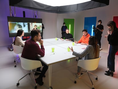 Celia Montalbán, a la derecha, durante una pausa de la grabación del programa 'Gen Playz', de RTVE.