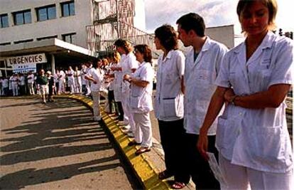 Médicos residentes del hospital de Bellvitge, concentrados en la puerta del centro, ayer, durante la jornada de huelga.