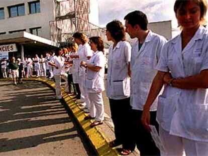 Médicos residentes del hospital de Bellvitge, concentrados en la puerta del centro, ayer, durante la jornada de huelga.