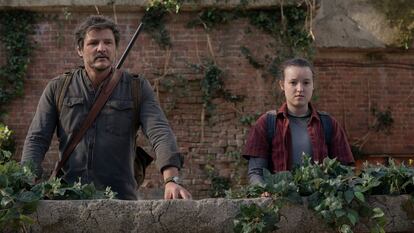 Pedro Pascal and Bella Ramsey in the last episode of the first season of 'The Last of Us' (2023).