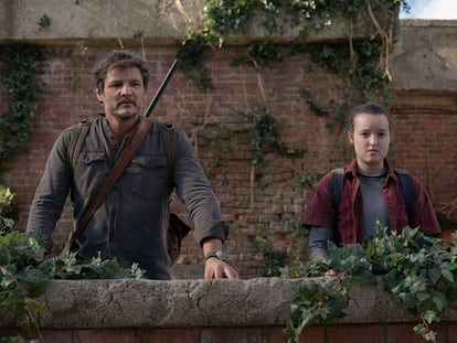 Pedro Pascal and Bella Ramsey in the last episode of the first season of 'The Last of Us' (2023).