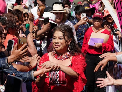 Clara Brugada durante una asamblea con simpatizantes de la alcaldía Iztapalapa, en Ciudad de México.