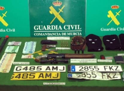 Armas y material intervenido al preso fugado que ha sido detenido en Murcia