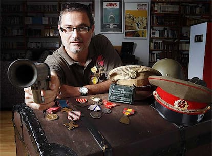 Marc Baldomà, con algunos objetos militares de la Segunda Guerra Mundial que colecciona.
