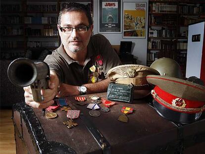 Marc Baldomà, con algunos objetos militares de la Segunda Guerra Mundial que colecciona.