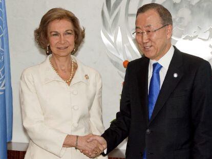 Doña Sofía saluda a Ban Ki-Moon, este lunes en Nueva York.