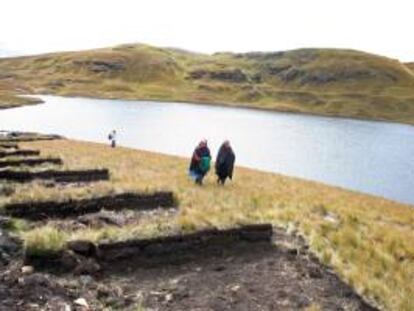 Esta medida preventiva para mitigar el impacto ambiental en las lagunas Huacrococha y Huascacocha comenzó el viernes pasado, día en que la OEFA había ordenado la paralización de estas actividades. EFE/Archivo