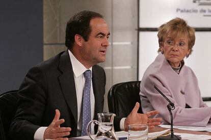 Bono y la vicepresidenta María Teresa Fernández de la Vega, tras el Consejo de Ministros del día 18.