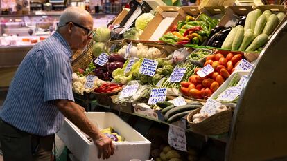 Un hombre organiza un puesto en el mercado de la Encarnación de Sevilla.