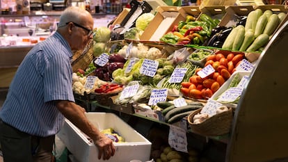 Un hombre organiza un puesto en el mercado de la Encarnación de Sevilla.