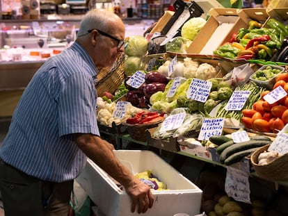 Un hombre organiza un puesto en el mercado de la Encarnación de Sevilla.