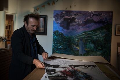 El artista Miquel Barceló enseña en su taller unos carteles dibujados para una corrida de toros de José Tomás.